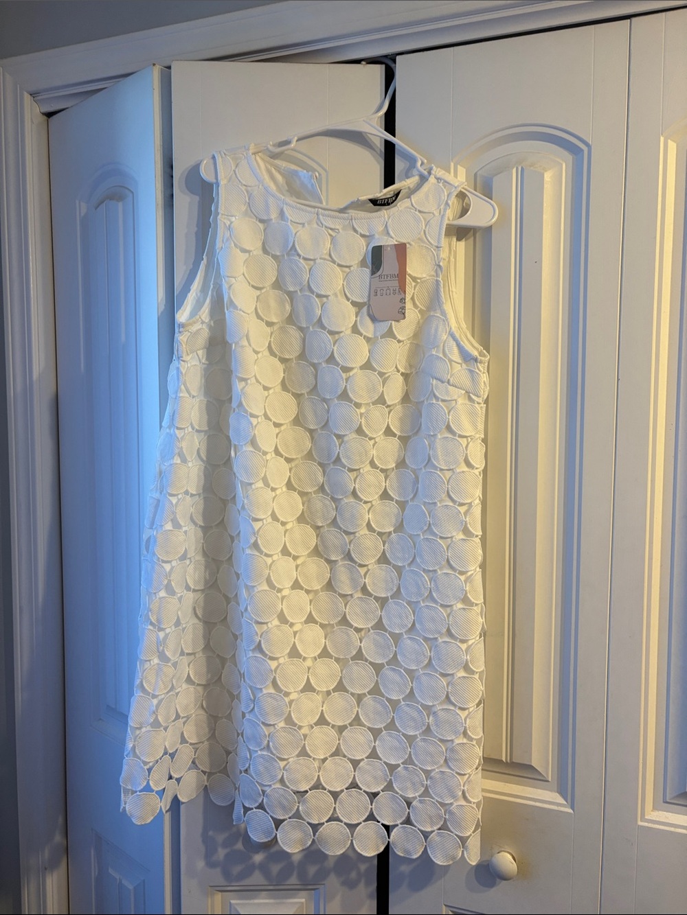 Sleeveless white Circle-Texture Shift Dress